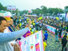 Jaipur Marathon: जयपुर की सड़कों पर मैराथन में दौड़े धावक, ‘ओम’ मंत्र को बोलते हुए लगाई दौड़