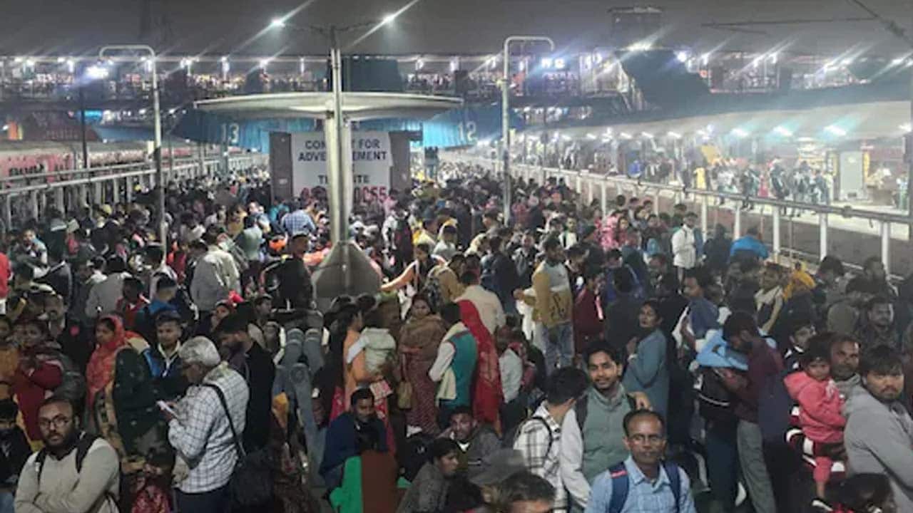Video : Delhi Railway Station Stampede: 18 Dead, Over Dozen Injured In Maha Kumbh Rush
