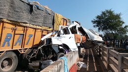 Accident in Jabalpur: प्रयागराज से लौट रही मिनी बस ट्रक से टकराई, सात लोगों की मौत की सूचना