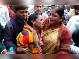 LNJP अस्पताल के बाहर 'सांस' लेती उम्मीदें... इन तस्वीरों से समझिए आखिर किस दर्द से गुजर रहे हैं पीड़ितों के परिजन LNJP अस्पताल के बाहर 'सांस' लेती उम्मीदें... इन तस्वीरों से समझिए आखिर किस दर्द से गुजर रहे हैं पीड़ितों के परिजन