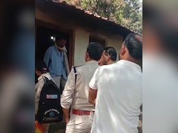 Betul News: तीन ग्रामीण आदिवासियों को वनकर्मियों ने बनाया था बंधक और करते रहे मारपीट, रेंज ऑफिस से लोगों ने छुड़वाया Betul News: तीन ग्रामीण आदिवासियों को वनकर्मियों ने बनाया था बंधक और करते रहे मारपीट, रेंज ऑफिस से लोगों ने छुड़वाया