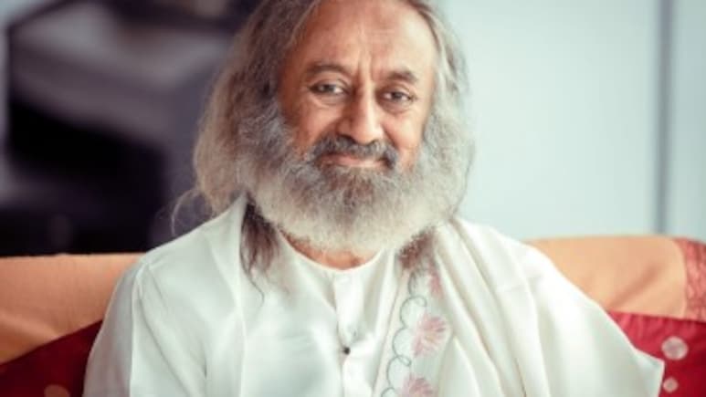 गर्दन और कंधे के दर्द से छुटकारा पाने के लिए गुरुदेव श्री श्री रविशंकर ने बताई खास तकनीक, ऑफिस वालों के लिए है वरदान