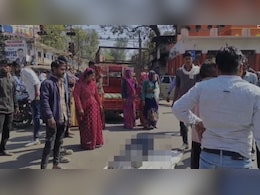 बाइक सवार आदिवासी युवक को डंपर ने मारी टक्कर, हुई मौत, परिजनों ने शव रखकर किया प्रदर्शन बाइक सवार आदिवासी युवक को डंपर ने मारी टक्कर, हुई मौत, परिजनों ने शव रखकर किया प्रदर्शन