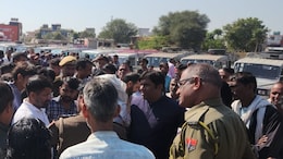 जयपुर: मनोहरपुर टोल प्लाजा पर टेंपो चालकों का उग्र प्रदर्शन, मासिक पास 150 से बढ़ाकर 2940 रुपये करने से हैं नाराज
