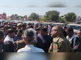 जयपुर: मनोहरपुर टोल प्लाजा पर टेंपो चालकों का उग्र प्रदर्शन, मासिक पास 150 से बढ़ाकर 2940 रुपये करने से हैं नाराज