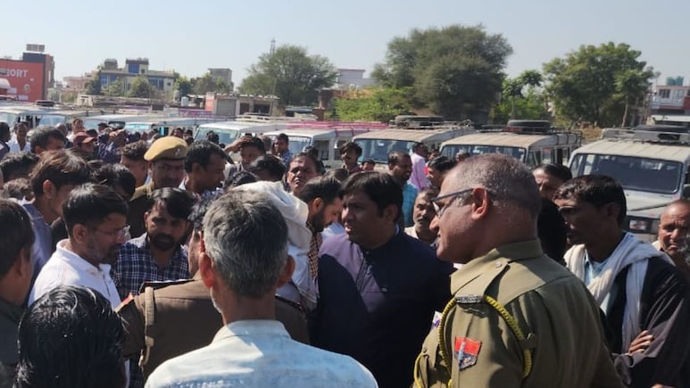 जयपुर: मनोहरपुर टोल प्लाजा पर टेंपो चालकों का उग्र प्रदर्शन, मासिक पास 150 से बढ़ाकर 2940 रुपये करने से हैं नाराज जयपुर: मनोहरपुर टोल प्लाजा पर टेंपो चालकों का उग्र प्रदर्शन, मासिक पास 150 से बढ़ाकर 2940 रुपये करने से हैं नाराज