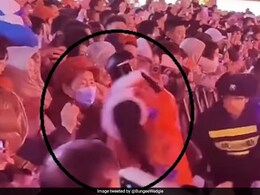 स्प्रिंग फेस्टिवल में AI रोबोट हुआ बेकाबू, भीड़ पर झपटा, लोग बोले- यह तो बस शुरुआत है स्प्रिंग फेस्टिवल में AI रोबोट हुआ बेकाबू, भीड़ पर झपटा, लोग बोले- यह तो बस शुरुआत है