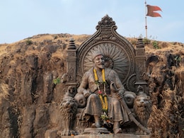 Chhatrapati Shivaji Maharaj Jayanti 2025 Wishes: शूरवीर योद्ध्याला मुजरा! शिवजयंतीनिमित्त खास मेसेज पाठवून प्रियजनांना द्या शुभेच्छा Chhatrapati Shivaji Maharaj Jayanti 2025 Wishes: शूरवीर योद्ध्याला मुजरा! शिवजयंतीनिमित्त खास मेसेज पाठवून प्रियजनांना द्या शुभेच्छा