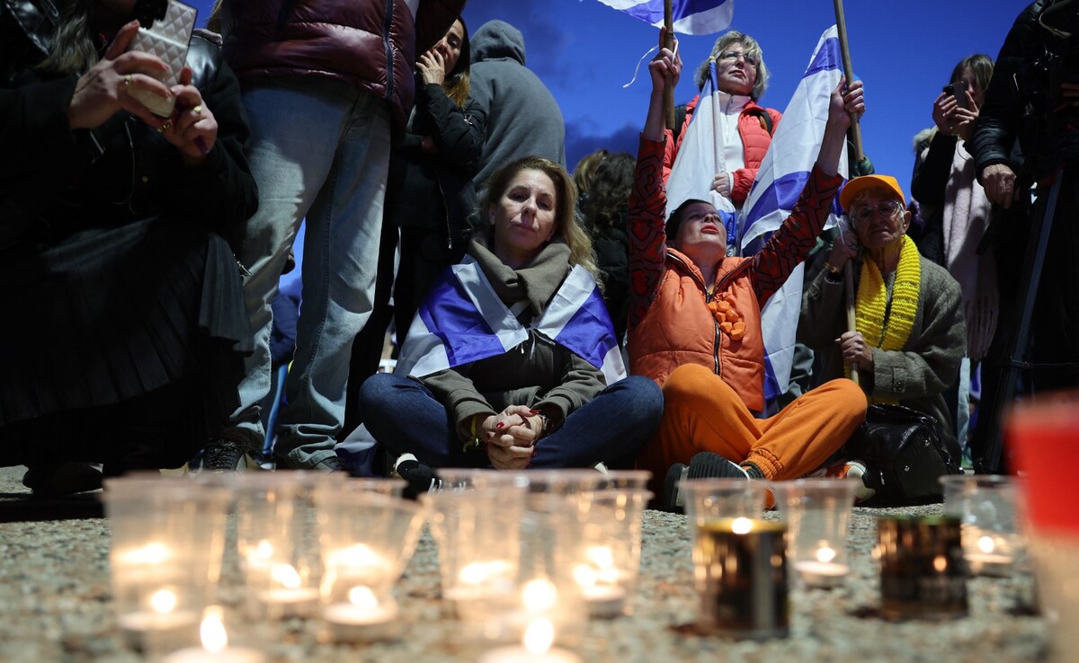 (Candle march in Israel on the death of hostages in Hamas's captivity)