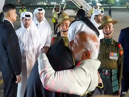 PM मोदी ने कतर के अमीर अल-थानी का एयरपोर्ट पहुंचकर किया स्वागत, द्विपक्षीय वार्ता के लिए आए हैं भारत PM मोदी ने कतर के अमीर अल-थानी का एयरपोर्ट पहुंचकर किया स्वागत, द्विपक्षीय वार्ता के लिए आए हैं भारत