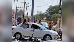 सीहोर में छात्रों की हुड़दंगई और स्टंटबाजी, लड़कियों ने भी कार की विंडो से निकलकर दिया पोज; खतरे में डाली जान