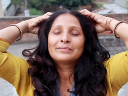 रोजमेरी ऑयल बालों में ऐसे करें अप्लाई, बाल की लंबाई और मजबूती दोनों हो सकती है दोगुनी  रोजमेरी ऑयल बालों में ऐसे करें अप्लाई, बाल की लंबाई और मजबूती दोनों हो सकती है दोगुनी