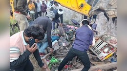Dausa Accident: पत्थरों से भरा ट्रक बेकाबू होकर गहरी खाई में गिरा, ड्राइवर की मौत; एक अन्य ने कूदकर बचाई जान