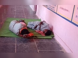 Gariaband: शराब के नशे में स्कूल पहुंचकर सो गए गुरुजी, अब होगी कड़ी कार्रवाई Gariaband: शराब के नशे में स्कूल पहुंचकर सो गए गुरुजी, अब होगी कड़ी कार्रवाई