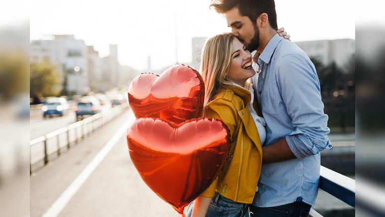 12 February Day :  हग डे पर अपने पार्टनर को ये मैसेज ज़रूर भेजें | Hug Day Quotes