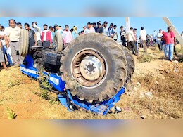 Accident : बीच सड़क पर तेज रफ्तार टैक्टर पलटा, तीन छात्रों की हुई दर्दनाक मौत, एक गंभीर घायल Accident : बीच सड़क पर तेज रफ्तार टैक्टर पलटा, तीन छात्रों की हुई दर्दनाक मौत, एक गंभीर घायल