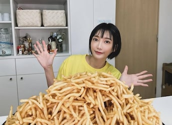 Japanese Mukbang Star Yuka Kinoshita, Who Ate 100 Burgers In One Sitting, Announces Retirement Japanese Mukbang Star Yuka Kinoshita, Who Ate 100 Burgers In One Sitting, Announces Retirement