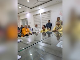 झट सुनवाई, पट इंसाफ... मां को घर से निकालने पर डीएम ने बेटे की लगाई क्लास, ताला खुलवाकर दिलाया हक झट सुनवाई, पट इंसाफ... मां को घर से निकालने पर डीएम ने बेटे की लगाई क्लास, ताला खुलवाकर दिलाया हक