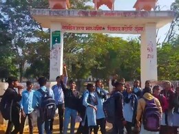 Rajasthan: बच्चों ने स्कूल में ताला जड़ शिक्षकों को खड़ा किया बाहर, वजह जान चौंक जाएंगे आप