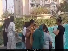 नोएडा में महाकुंभ! सोसायटी के लोगों ने स्वीमिंग पूल को ही बना डाला त्रिवेणी संगम, लगाई आस्था की डुबकी, वायरल हुआ Video नोएडा में महाकुंभ! सोसायटी के लोगों ने स्वीमिंग पूल को ही बना डाला त्रिवेणी संगम, लगाई आस्था की डुबकी, वायरल हुआ Video