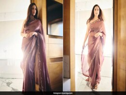 Yami Gautam's Plum-Toned <i>Saree</i> Is Just What Your Winter-To-Spring Wardrobe Needs Yami Gautam's Plum-Toned <i>Saree</i> Is Just What Your Winter-To-Spring Wardrobe Needs