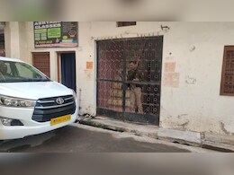 IT Raid: मुरैना में इनकम टैक्स अधिकारियों की छापामारी, 12 घंटे से घर के सदस्यों से पूछताछ जारी