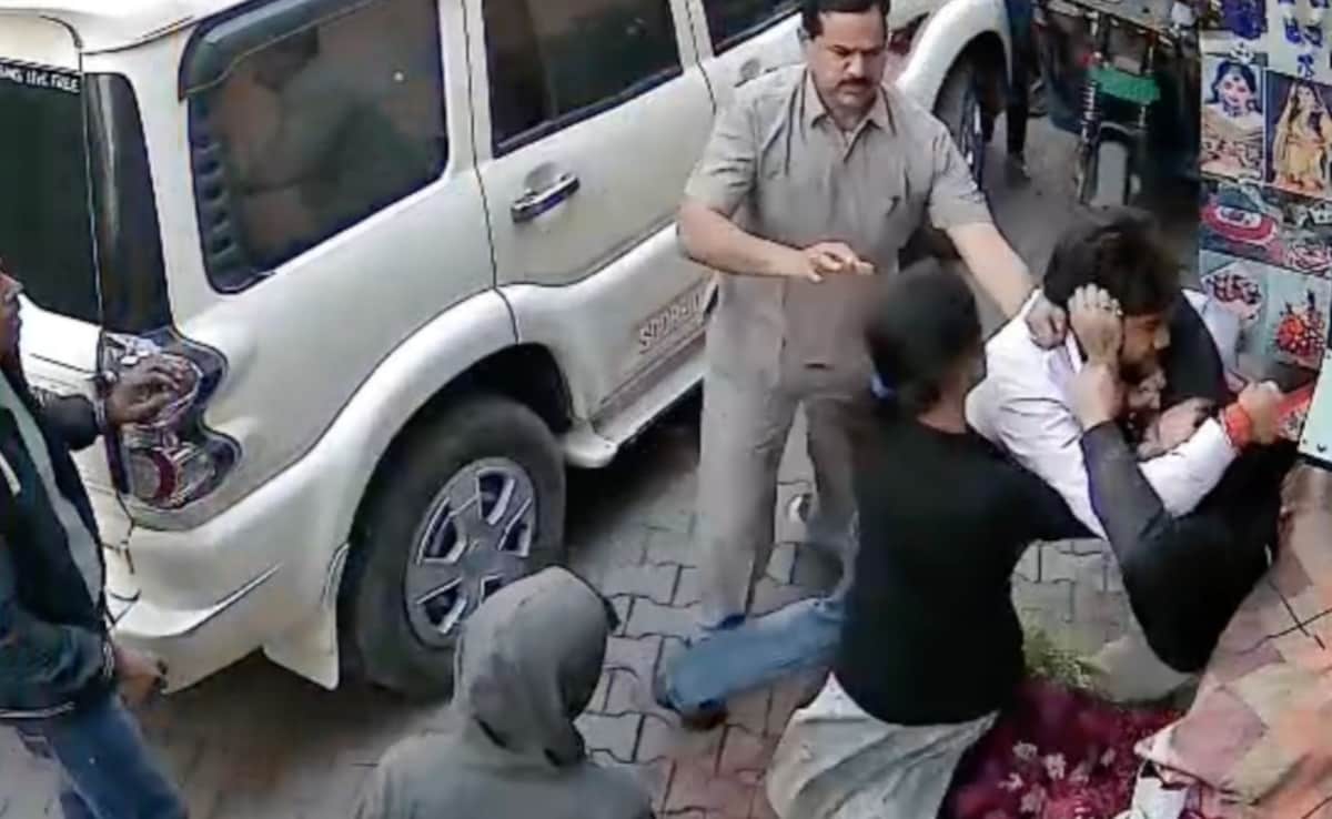 On Camera, UP Minister’s Relative, Flower Vendors Exchange Blows