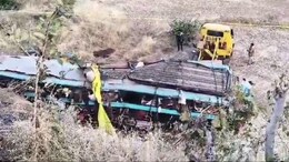 Saputara Ghat Accident: गुजरात के सापुतारा घाट में बड़ा हादसा, खाई में गिरी लग्जरी बस, MP के 5 लोगों की मौत, 30 घायल