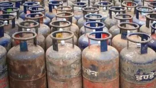 बजट की सुबह मिली बड़ी सौगात, सस्ता हुआ LPG कमर्शियल गैस सिलेंडर, चेक करें नए दाम | budget LPG commercial gas cylinder cheaper new prices