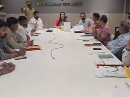 Dombivli '65 बेकायदा इमारतीमध्ये  घोटाळा करणाऱ्याला पोलिसांचे संरक्षण', थेट आयुक्तांसमोरच गंभीर आरोप