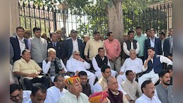 Rajasthan Politics: विधानसभा के बाहर गहलोत, पायलट, डोटासरा और जूली समेत धरने पर बैठी पूरी राजस्थान कांग्रेस, माफ़ी की मांग&nbsp;