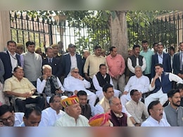 Rajasthan Politics: विधानसभा के बाहर गहलोत, पायलट, डोटासरा और जूली समेत धरने पर बैठी पूरी राजस्थान कांग्रेस, माफ़ी की मांग 