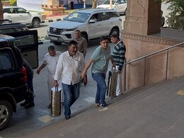 Rajasthan Politics: बड़े-बड़े टिफिन लेकर राजस्थान विधानसभा पहुंचे कांग्रेस विधायक, सामने आया लंच का मेन्यू कार्ड Rajasthan Politics: बड़े-बड़े टिफिन लेकर राजस्थान विधानसभा पहुंचे कांग्रेस विधायक, सामने आया लंच का मेन्यू कार्ड