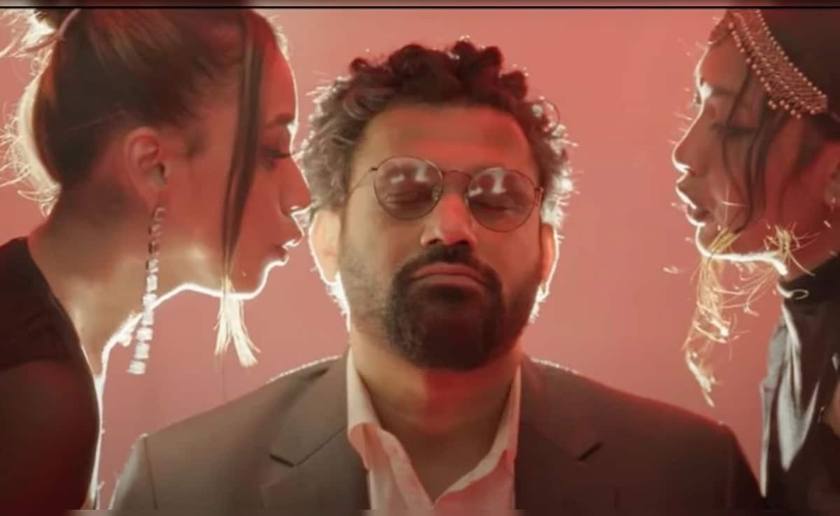 সোহাম শাহের চলচ্চিত্র ক্রেজাক্সির গান ‘গোলা মার ঘি আমাকে’, রাখি সাওয়ান্ত এবং পুনম পান্ডে কমেডির মেজাজ রেখেছেন