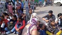 Gwalior में 10वीं बोर्ड परीक्षा के दौरान बवाल, परीक्षा हॉल में एंट्री न मिलने से आक्रोशित छात्राएं धरने पर बैठी