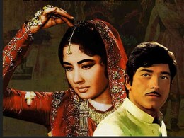 1972 में कुछ इस तरह पाक़ीज़ा की स्क्रीनिंग में पहुंचे थे सेलेब्स, रफी, नरगिस, वहीदा, मीना कुमारी से लेकर राजकुमार जैसे स्टार्स ने बढ़ाया था रौनक, देखें वीडियो 1972 में कुछ इस तरह पाक़ीज़ा की स्क्रीनिंग में पहुंचे थे सेलेब्स, रफी, नरगिस, वहीदा, मीना कुमारी से लेकर राजकुमार जैसे स्टार्स ने बढ़ाया था रौनक, देखें वीडियो