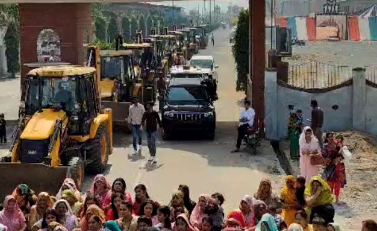 Video: Move Over Helicopters, UP Family Uses Dozen Bulldozers For Bride’s ‘Bidaai’ Video: Move Over Helicopters, UP Family Uses Dozen Bulldozers For Bride’s ‘Bidaai’