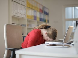 Health Tips: ऑफिस में घंटों कुर्सी पर चिपक कर करते हैं काम, तो हो जाएं सावधान, वरना शरीर में हो जाएगी ये समस्या