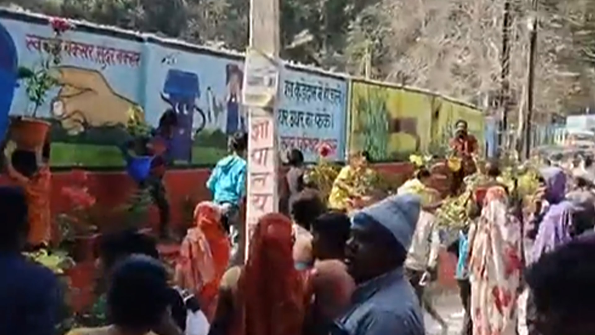 Officials Place Flower Pots For Nitish Kumar's Visit, Locals Loot Them