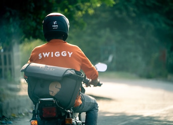20-Year-Old Student Works As Swiggy Delivery Agent To Pay College Fees. Shares Earnings, Experiences, More 20-Year-Old Student Works As Swiggy Delivery Agent To Pay College Fees. Shares Earnings, Experiences, More