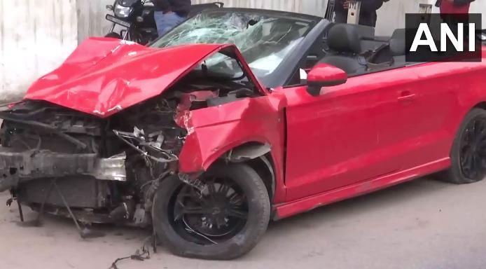 दिल्ली : तेज रफ्तार ऑडी ने 2 स्कूटी सवार को मारी टक्कर, 1 की हालत गंभीर