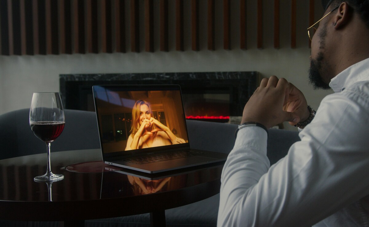 প্রেমের অনলাইন প্রেমের সন্ধানে, মহিলা হারানো কোটি