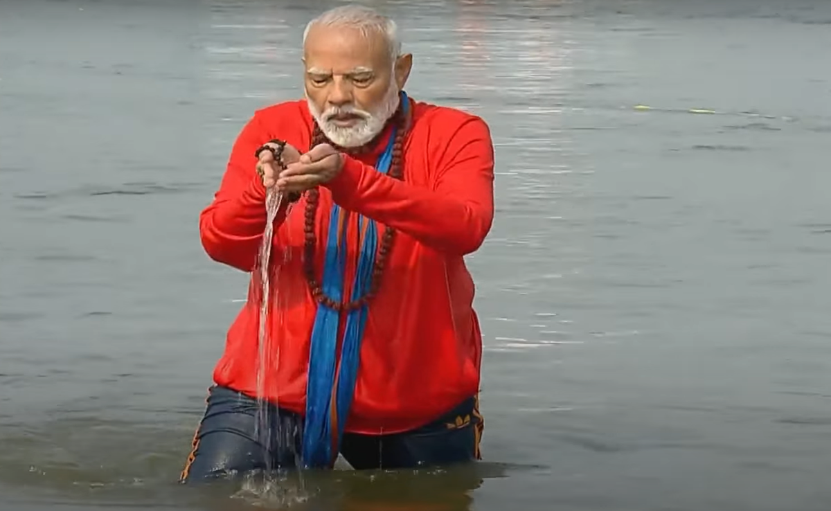 PM Modi in Mahakumbh: त्रिवेणी संगम में पीएम मोदी ने लगाई आस्था की पवित्र डुबकी, प्रयागराज में भव्य आयोजन