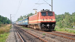 Indian Railways: चलती ट्रेन से 65 लाख की हीरे की ज्वेलरी ले उड़े थे चोर, पुलिस ने आरोपी से ऐसे बरामद की ज्वेलरी
