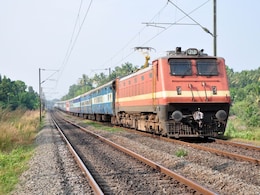 Railway Recruitment 2025: रेलवे में ग्रुप C और D के लिए वैकेंसी, जानें कौन कर सकता है आवेदन Railway Recruitment 2025: रेलवे में ग्रुप C और D के लिए वैकेंसी, जानें कौन कर सकता है आवेदन