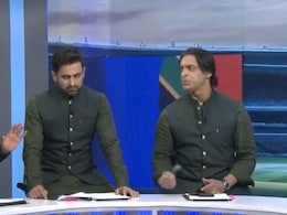 Shoaib Malik Asked Awkward Question By Mohammad Hafeez On Live TV. Shoaib Akhtar Intervenes