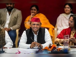 जब अखिलेश ने बताई, मुलायम पर गीत लिखने वाले 'गुरु' की कहानी जब अखिलेश ने बताई, मुलायम पर गीत लिखने वाले 'गुरु' की कहानी