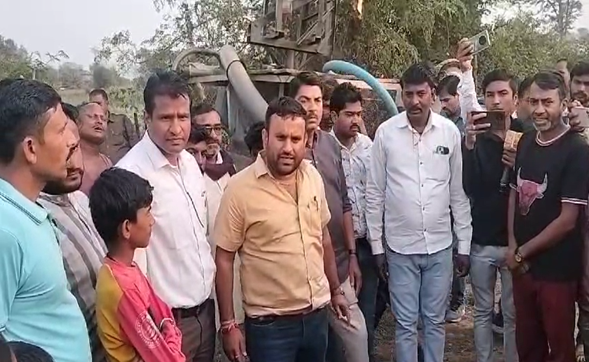Mining Case: रेत खनन वाली पनडुब्बी पर एक्शन करने पहुंची थीं खनिज इंस्पेक्टर, ग्रामीणों ने किया विरोध