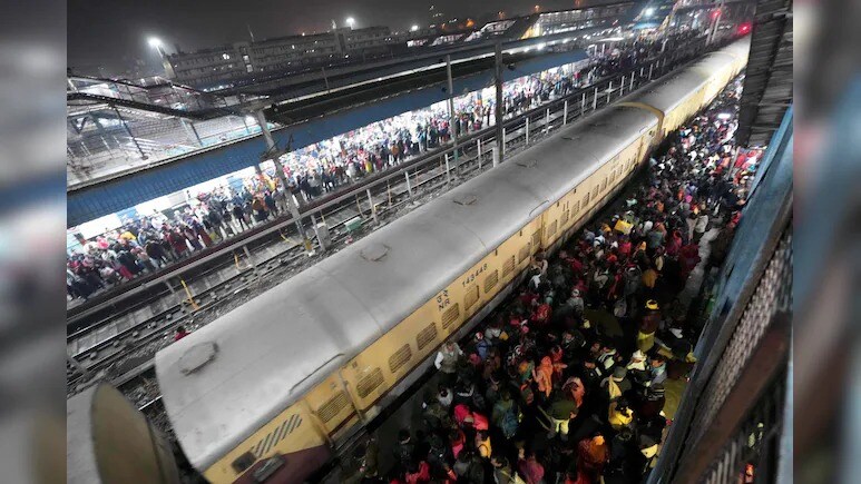 Stampede : नई दिल्ली रेलवे स्टेशन पर बड़ा हादसा, ट्रेन पकड़ने के लिए मची भगदड़, 18 से अधिक लोगों की मौत