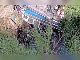 US Bus Accident : बस थेट दरीत कोसळली, भीषण अपघातात 50 प्रवाशांचा मृत्यू